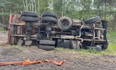 Под Орлом из-за взорвавшегося колеса перевернулся КамАЗ
