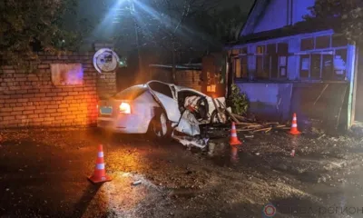 Водитель Skoda Octavia на полной скорости влетел в жилой дом