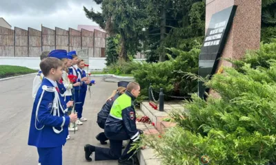 Полицейские и школьники возложили цветы около мемориальной стены в Орле