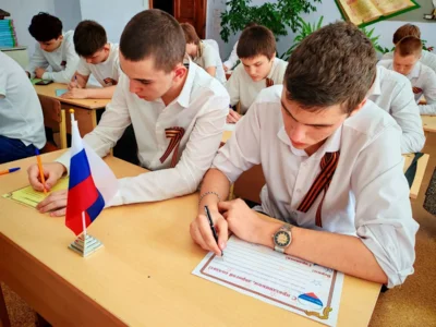 Фото 1. Студенты Орловского реставрационно-строительного техникума написали письма бойцам СВО