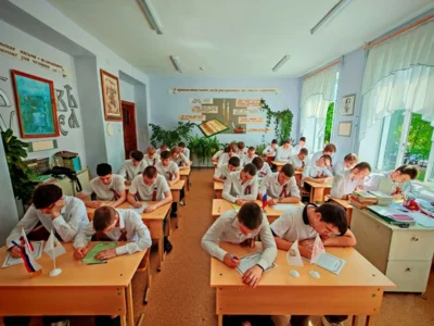 Фото 4. Студенты Орловского реставрационно-строительного техникума написали письма бойцам СВО