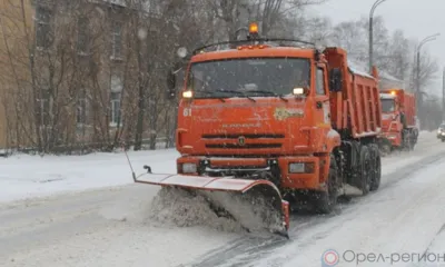 Сегодня Орёл от снега убирают 28 единиц техники и 77 уборщиков территорий