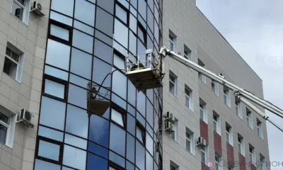В Орле ветер повредил фасад детской поликлиники