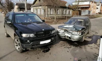 В Орле BMW и ВАЗ не поделили дорогу