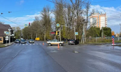 В Орле Kia после столкновения с Audi врезалась в столб