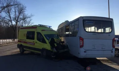 На выезде из Орла скорая столкнулась с автобусом
