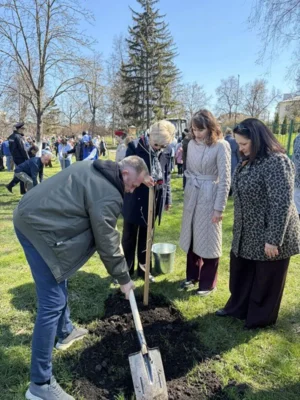 Фото 1. 28 рябин в честь защитников Отечества высадили в сквере имени Н. С. Лескова в Орле
