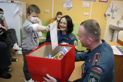 Фото 3. Орловские спасатели присоединились ко всероссийской благотворительной акции «Коробка храбрости»