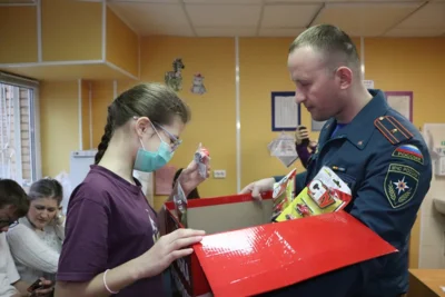 Фото 4. Орловские спасатели присоединились ко всероссийской благотворительной акции «Коробка храбрости»