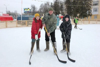 Фото 1. В Орле участники СВО сыграли в хоккей в валенках