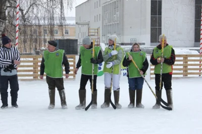 Фото 2. В Орле участники СВО сыграли в хоккей в валенках