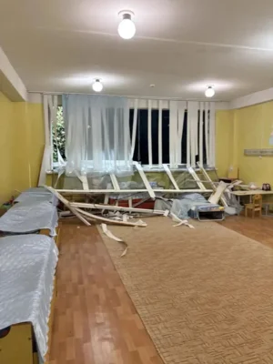 Фото 1. Андрей Клычков показал последствия прямого удара ВСУ по детскому саду в Орле