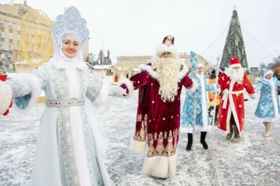 Фото 1. По главной улице Орла прошли весёлые Деды Морозы и Снегурочки