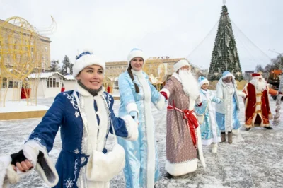 Фото 2. По главной улице Орла прошли весёлые Деды Морозы и Снегурочки