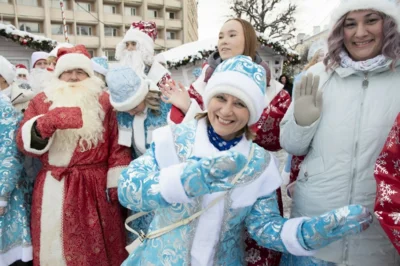 Фото 3. По главной улице Орла прошли весёлые Деды Морозы и Снегурочки