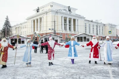 Фото 4. По главной улице Орла прошли весёлые Деды Морозы и Снегурочки