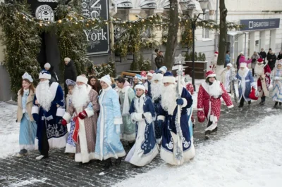 Фото 5. По главной улице Орла прошли весёлые Деды Морозы и Снегурочки