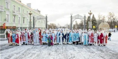 Фото 6. По главной улице Орла прошли весёлые Деды Морозы и Снегурочки