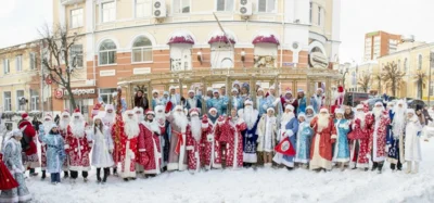 Фото 8. По главной улице Орла прошли весёлые Деды Морозы и Снегурочки