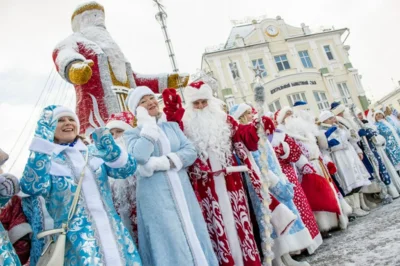 Фото 9. По главной улице Орла прошли весёлые Деды Морозы и Снегурочки