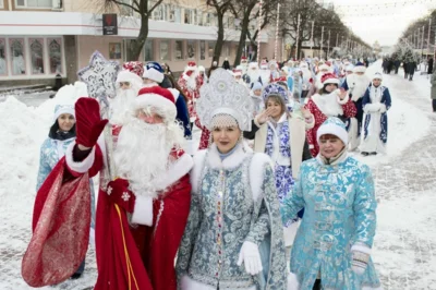 Фото 10. По главной улице Орла прошли весёлые Деды Морозы и Снегурочки