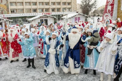 Фото 11. По главной улице Орла прошли весёлые Деды Морозы и Снегурочки