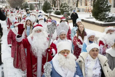 Фото 12. По главной улице Орла прошли весёлые Деды Морозы и Снегурочки