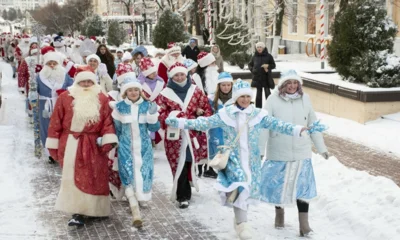 По главной улице Орла прошли весёлые Деды Морозы и Снегурочки