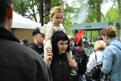 Фото 1. Фестиваль солдатской кухни в День Победы объединил тысячи орловцев