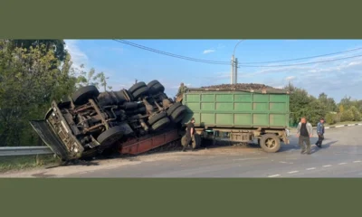 В Колпне перевернулся КамАЗ со свёклой