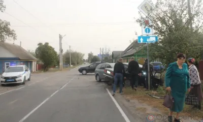 В Дмитровске после аварии два автомобиля вылетели в кювет