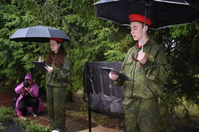 Фото 1. В Знаменском районе открыли мемориальную доску в память об отважных комсомольцах