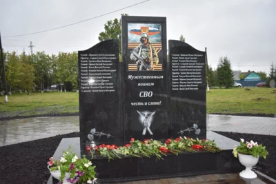 Фото 3. В Знаменском районе открыли мемориальную доску в память об отважных комсомольцах