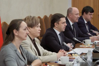 Фото 1. Андрей Клычков встретился с матерями, вдовами погибших участников СВО и женщинами — ветеранами боевых действий