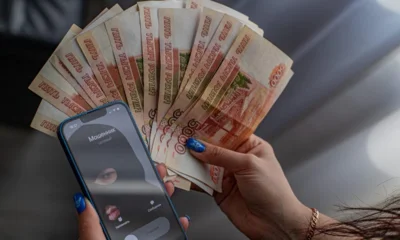 В Орле с поличным поймали работавшую на мошенников девушку