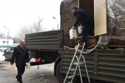 Фото 1. Орловские депутаты передали на фронт уже 35-ю мобильную баню-бочку