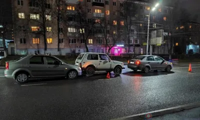 В Орле водитель Рено въехал в стоящий ВАЗ и людей, оформляющих ДТП
