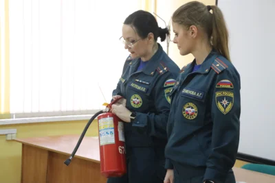 Фото 1. Орловские спасатели поздравили молодых орловских мам с Новым годом