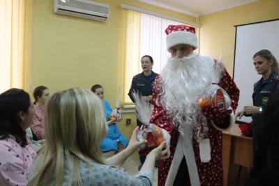 Фото 2. Орловские спасатели поздравили молодых орловских мам с Новым годом