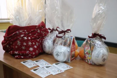 Фото 3. Орловские спасатели поздравили молодых орловских мам с Новым годом