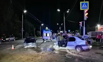 В Орле лоб в лоб столкнулись Renault Logan и ВАЗ