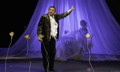 Актёр, он пишет на песке