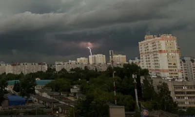 Молния стала причиной возгорания в многоэтажке в Орле