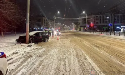 В Орле женщина за рулём Nissan врезалась в столб