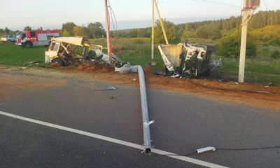 Под Орлом грузовик на полной скорости врезался в стоящий автобус