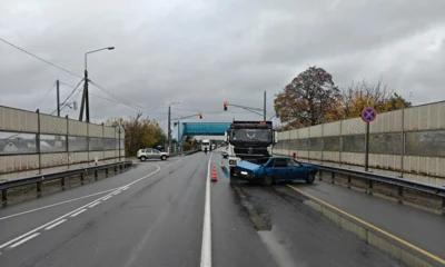 Женщину госпитализировали после столкновения ВАЗа с грузовиком под Орлом