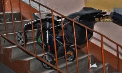 Две орловчанки украли из тамбура многоэтажного дома детскую коляску