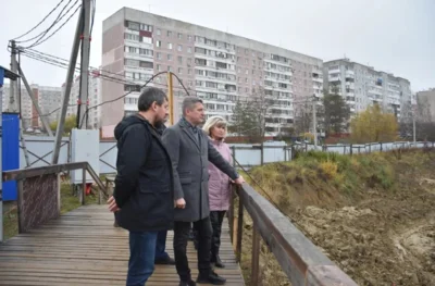 Фото 2. Орловские депутаты посетили стройплощадки будущих школ