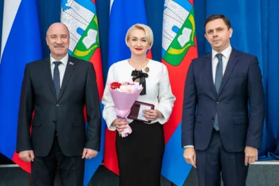 Фото 2. Работники орловских СМИ принимают поздравления с профессиональным праздником