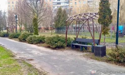 В Орле в сквере Героев-десатников установили новые скамейки и урны